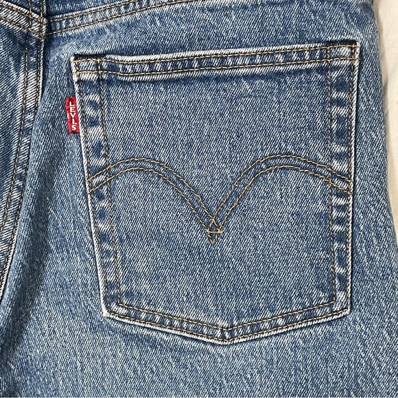 Levi’s Wedgie Straight Raw Hem Jeans - Light Wash - Picture 4 of 5